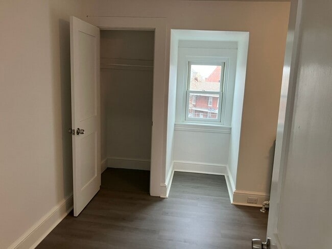 Building Photo - 422 John St