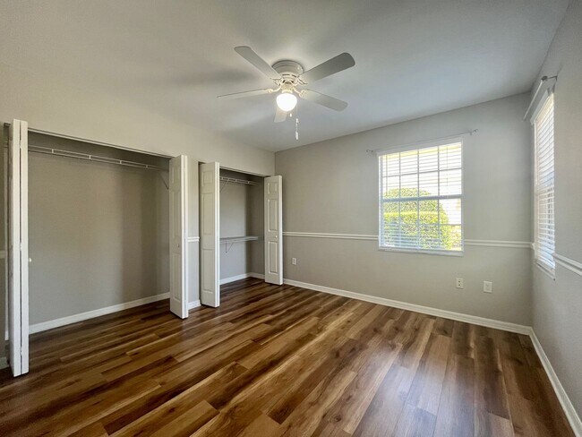 Building Photo - Spacious 2/2 unit becoming available July ...