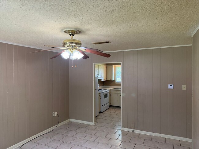 Building Photo - 2 Bed 1 Bath Duplex