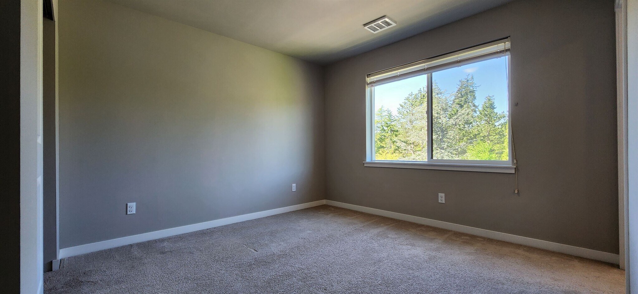 Building Photo - 16021 Manor Way