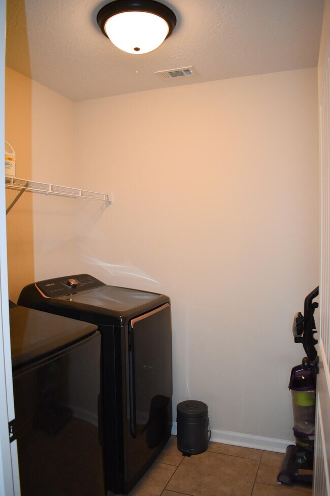 Building Photo - 3262 Alexandria Dr