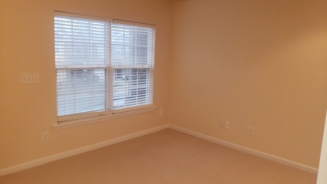 Building Photo - Awesome 2Br 2.5Ba Townhome w/ Bonus Room & Garage!  Available 7/3!