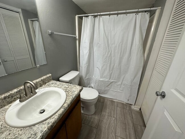 Building Photo - Downstairs unit at Pointe East avail NOW!