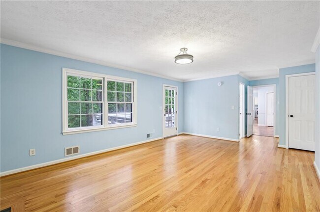 Building Photo - 2063 Six Branches Dr