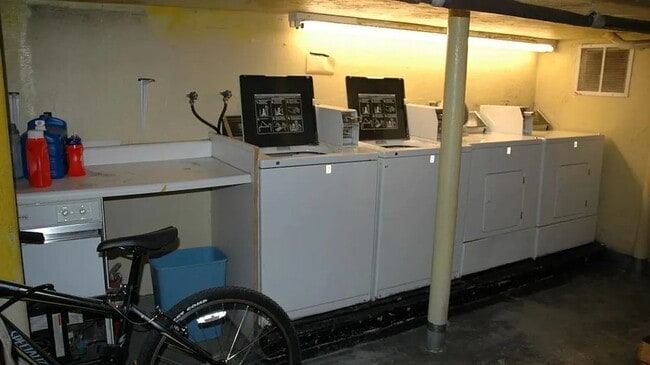 Building Photo - No Brokers Fee Unit in Beacon Hill Top Floor, Big bedrooms, Roof Deck, Laundry on a Site
