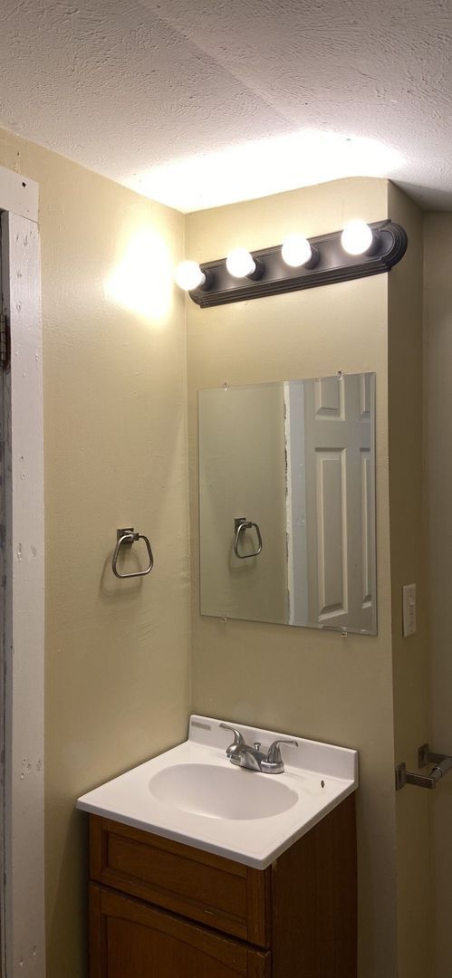 Building Photo - 2 BR/1.5 Bath Single Family Home In Goshen!