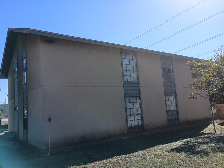 Building Photo - Room in Apartment on Starcrest Dr