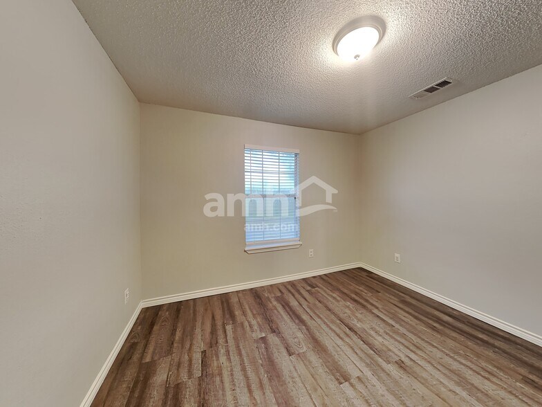 Building Photo - 11907 Santa Fe Trl