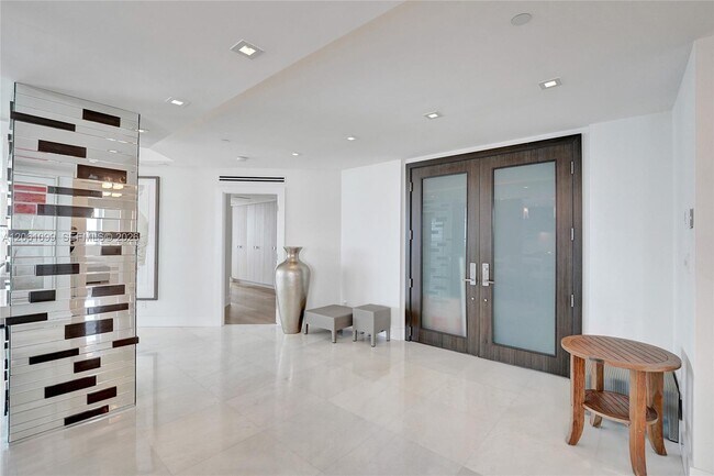 Building Photo - 17875 Collins Ave