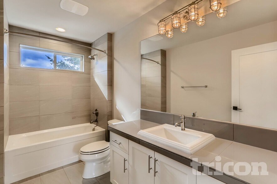 Building Photo - 5035 SE Knapp St