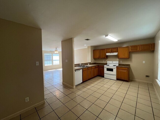 Building Photo - 5202 Fountain Lake Dr