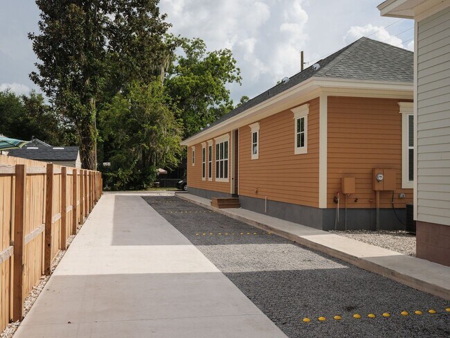 Building Photo - Thelma Lane - Luxury 3 Bedroom, 3 Bathroom...