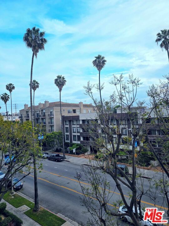 Building Photo - 100 S Doheny Dr