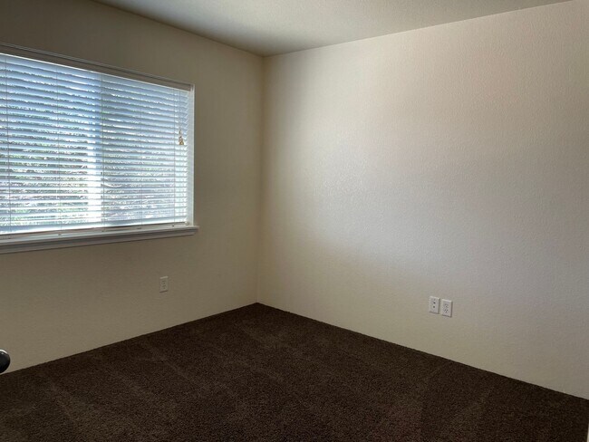 Building Photo - Very Nice 3 Bedroom 2.5 Bathroom Townhome ...