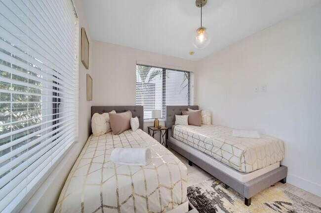 Building Photo - 1434 SW 22nd Ave