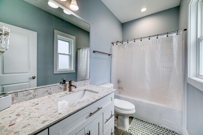 Building Photo - PET FRIENDLY FURNISHED OFF-SEASON RENTAL A...