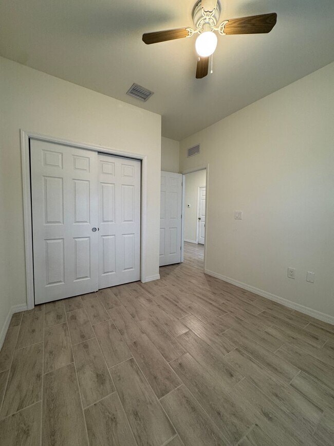 Building Photo - Spacious 3 Bed 2 Bath Duplex in Lehigh Acres