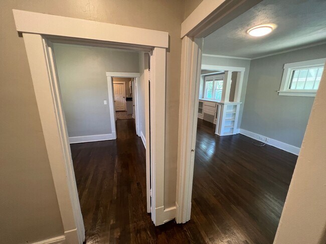 Building Photo - Remodeled 2BR+ Home in Adams Park!