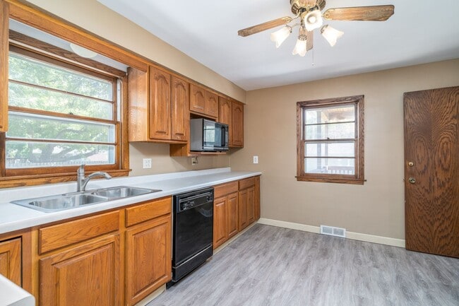 Building Photo - Single Family Home - Located Near Campus