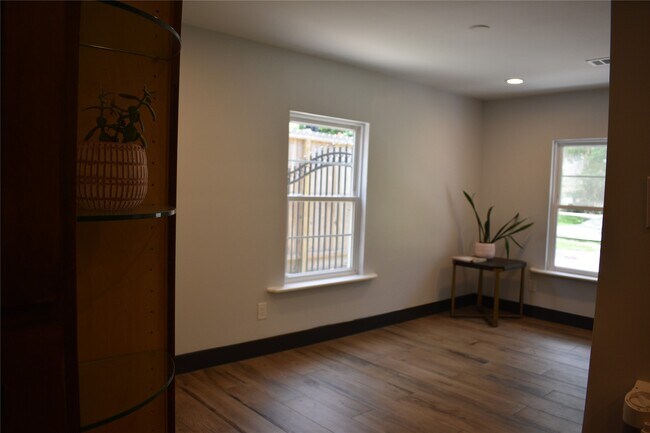 Building Photo - 4521 Maple St