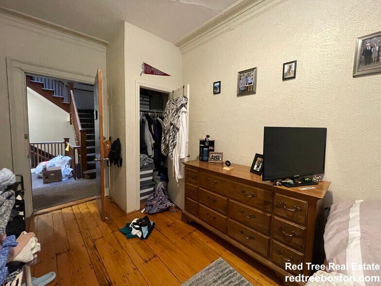 Building Photo - 916 Beacon St