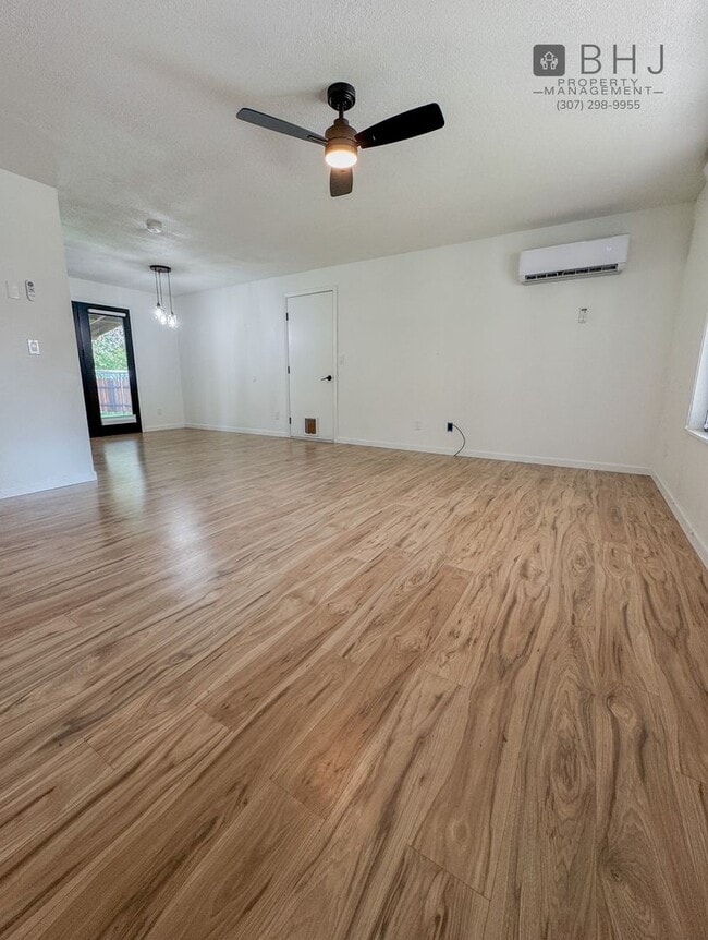 Building Photo - Dog Friendly 2 bed/ 1 bath HOUSE for Rent!
