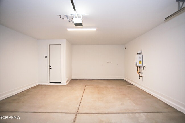 Building Photo - 745 W Sparrow Dr