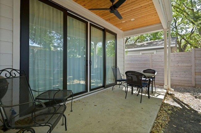 Building Photo - Best free standing 2 bed 2 bath House in great location