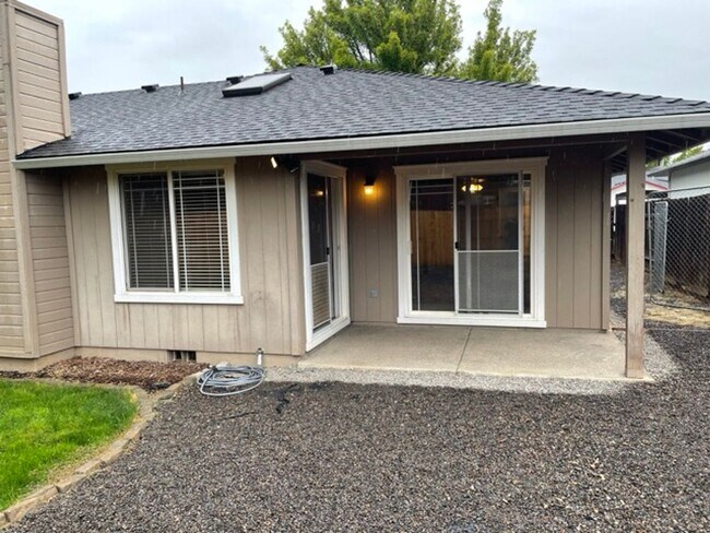 Building Photo - Nice 3 Bedroom 2 Bath home in Central Poin...