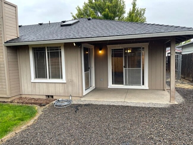 Building Photo - Nice 3 Bedroom 2 Bath home in Central Point