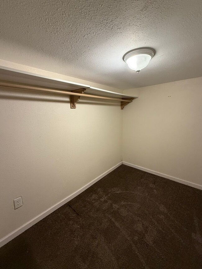 Building Photo - 870 E Main St