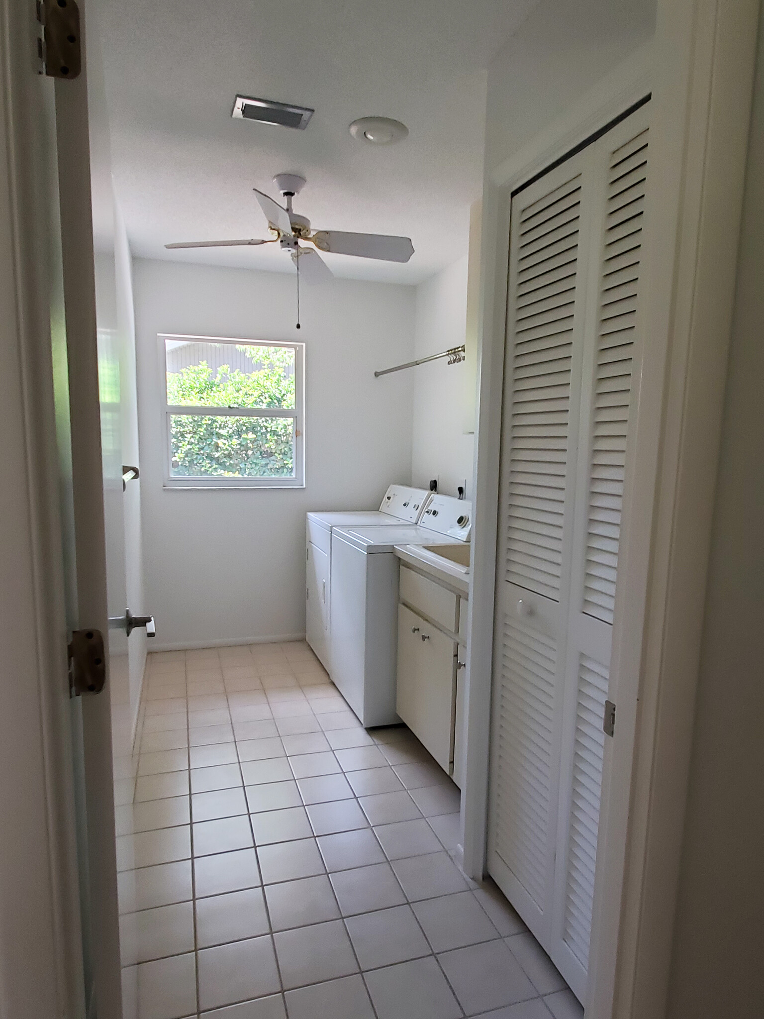 Laundry - 6960 Country Lakes Cir