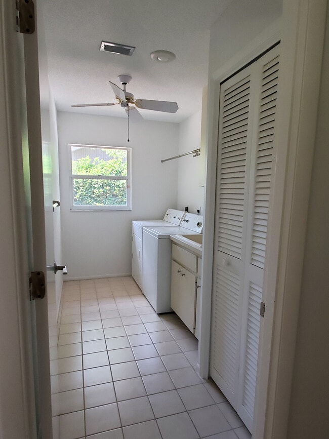 Laundry - 6960 Country Lakes Cir