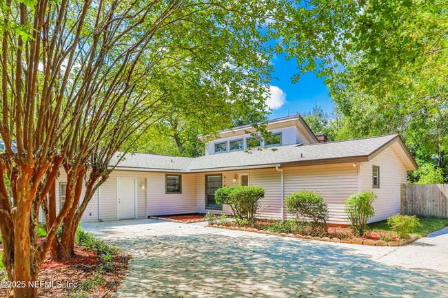 Building Photo - 8162 Cayuga Trail W