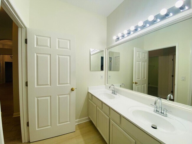 Building Photo - Your Dream Home Awaits! 5 bedroom 3 bath Single Family HOME!!