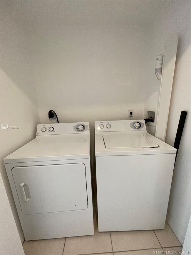 Building Photo - 4961 Leeward Ln