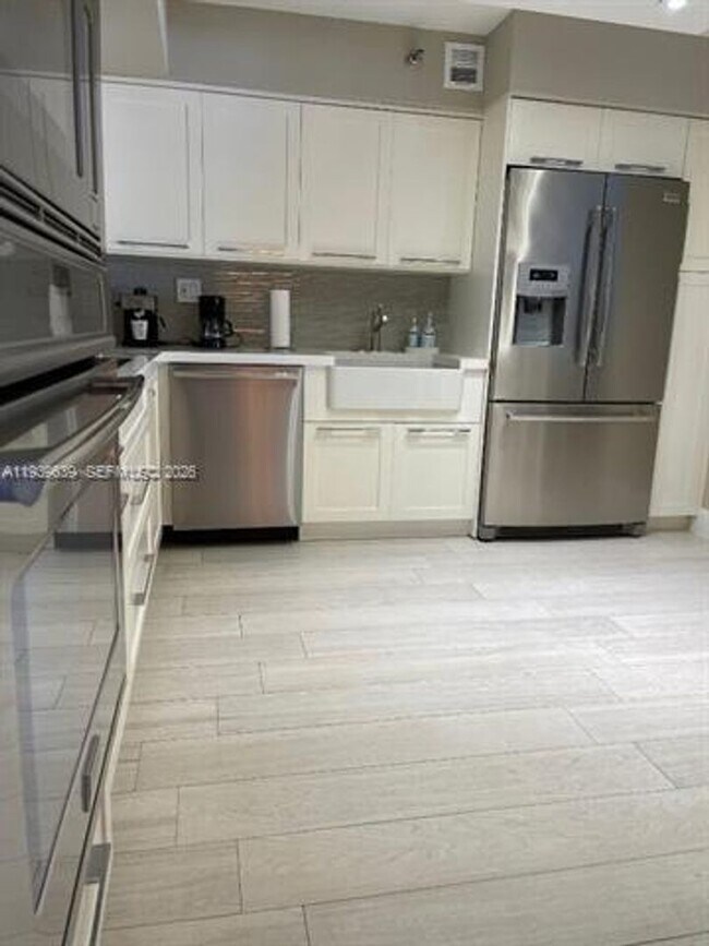 Building Photo - 3500 Mystic Pointe Dr