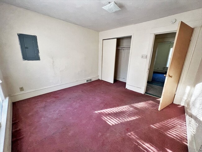 Building Photo - 915 W 4th Ave