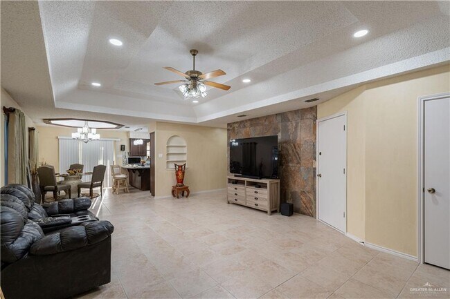 Building Photo - 2213 Lake View Dr