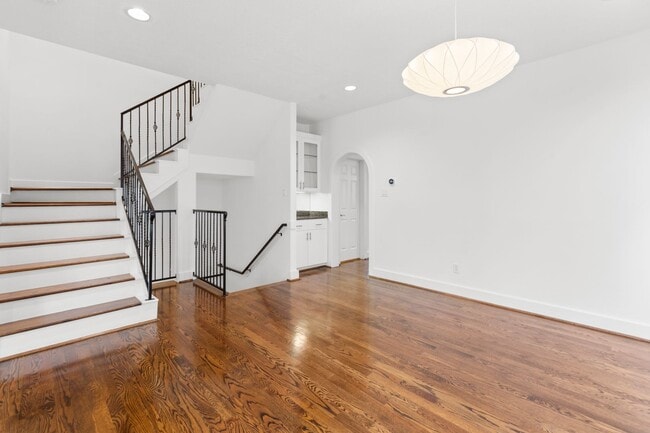 Building Photo - Live Near Memorial Park! Spacious 3BR with...