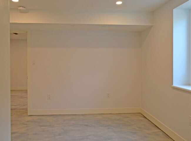 Building Photo - River Pied a Terre