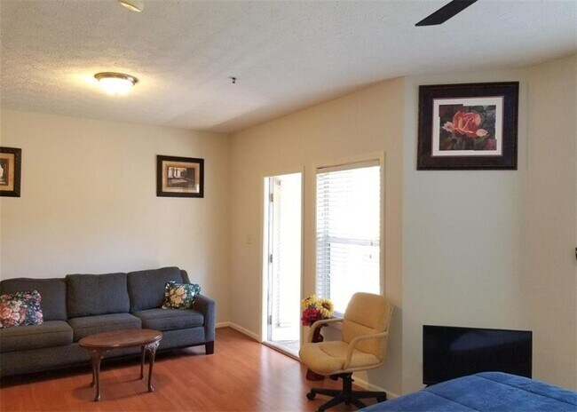 Building Photo - 1250 Parkwood Cir SE