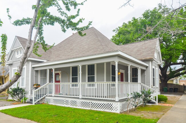 Building Photo - 1707 Sabine St