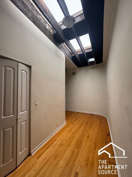 Building Photo - 907 W Belmont Ave