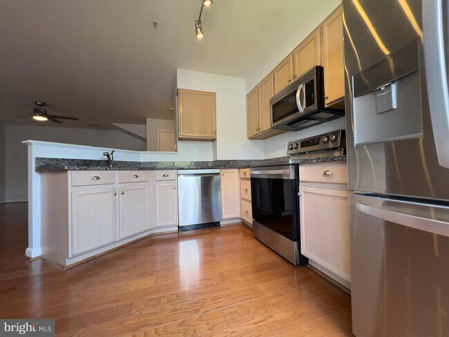 Building Photo - 4971 Clarendon Terrace
