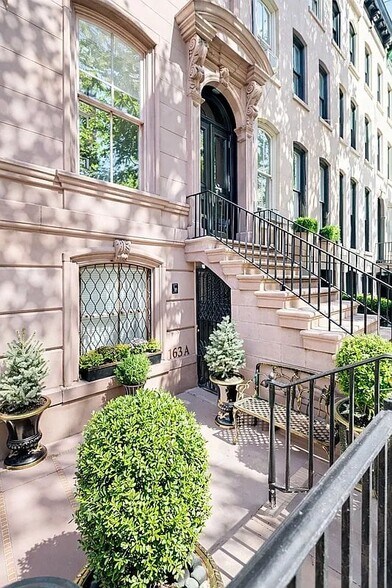 Building Photo - 163 E 71st St