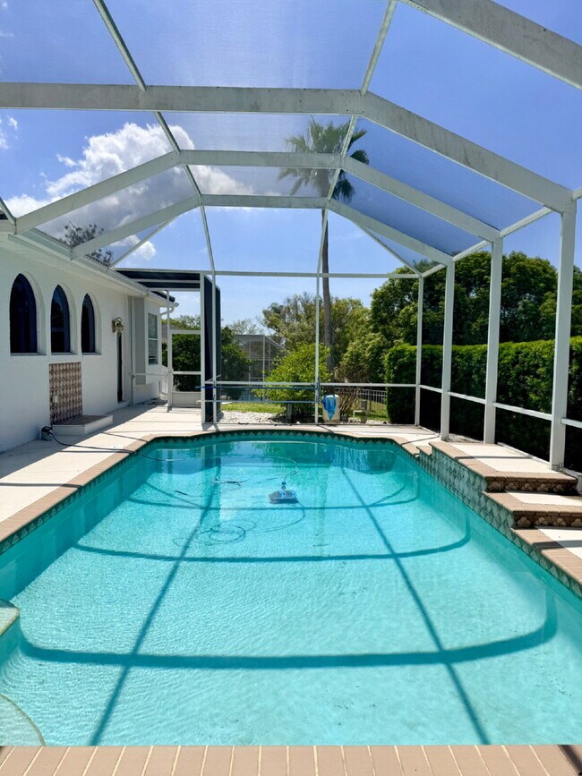 Building Photo - Beautifully maintained POOL home for Rent.