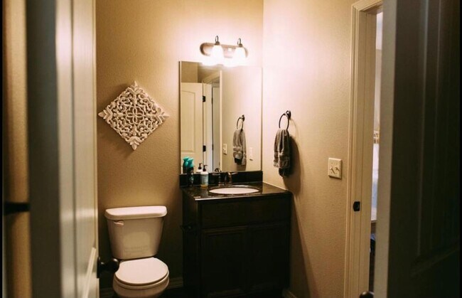 Building Photo - 3 bed 3 bath house house Central Springfield