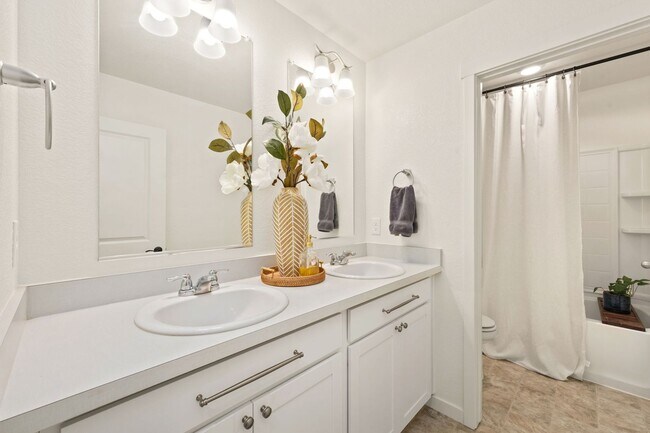 Building Photo - Upgraded 5-Bedroom Home in Immaculate Condition