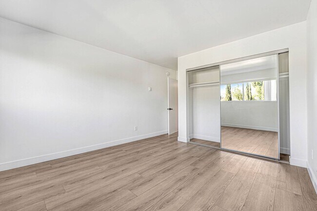 Building Photo - 930 N Martel